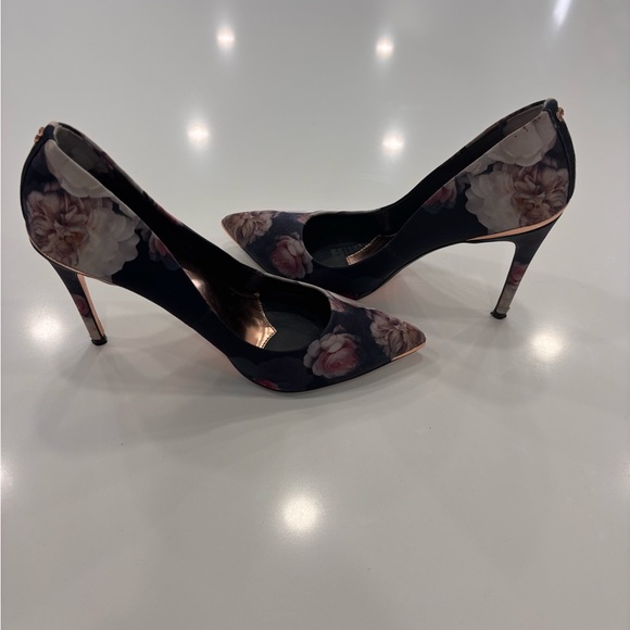 Ted Baker Kawaap Chelsea Floral Court Heels in Women’s Size EU 40/US 9 - Picture 4 of 6